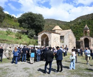 Xarici diplomatlar Xudavəng monastır kompleksini ziyarət ediblər
