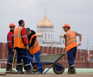 Почти 100 тысяч узбекистанцев уехали из России за 10 дней