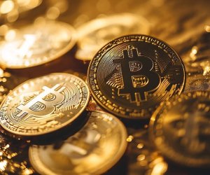 Крипторынок показал разнонаправленную динамику: биткоин закрепился выше $77 тыс.