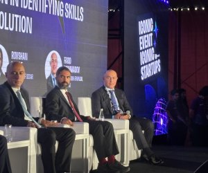 Fərid Məmmədov: Süni intellekt insanlara daha çox dəyər yaratmaq imkanı verməlidir