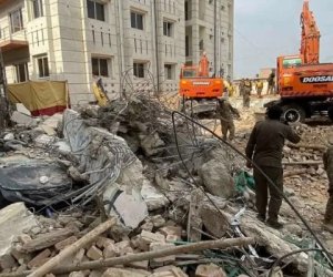 
Pakistanda bomba yüklü maşın məscidə çırpılıb -Ölənlər var