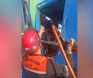 FHN-in əməkdaşları avtomobildə sıxılı vəziyyətdə qalan şəxsi xilas edib - Video