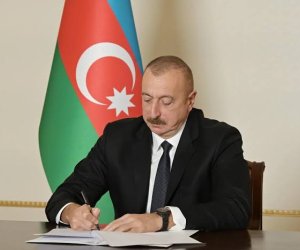 İlham Əliyev neft sənayesi işçilərini təltif edib