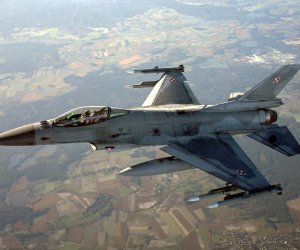 ABŞ-nin F-16 qırıcısı Kemp-Devid yaxınlığında mülki təyyarəni ələ keçirib