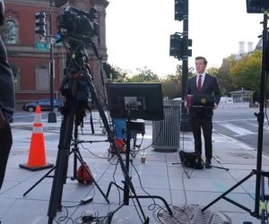 CNN, MS NOW и Politico подали в суд на Белый дом из-за отзыва аккредитаций