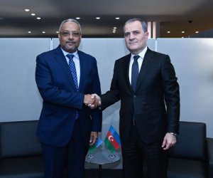 Ceyhun Bayramov Cibuti XİN başçısı ilə ikitərəfli münasibətləri müzakirə edib