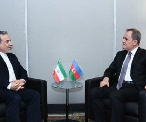 Ceyhun Bayramov iranlı həmkarı ilə regional məsələləri müzakirə edib