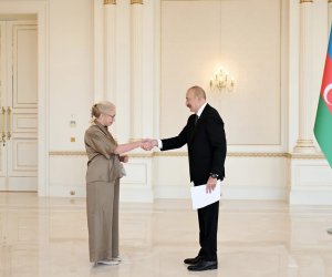 
İlham Əliyev İsveçin Azərbaycanda yeni təyin olunmuş səfirini qəbul edib