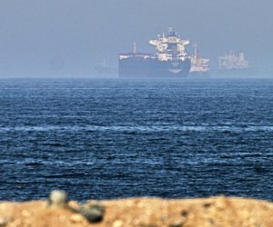 Грузовое судно подверглось удару в Ормузе, есть погибший