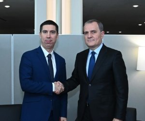 Ceyhun Bayramovla Moldovanın XİN rəhbəri görüşüb