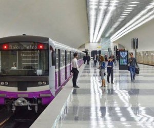 Metroda sərnişin qatar yoluna tullanıb