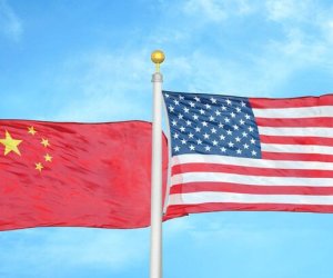 США и Китай договорились создать "канал связи" по инцидентам в сфере ИИ