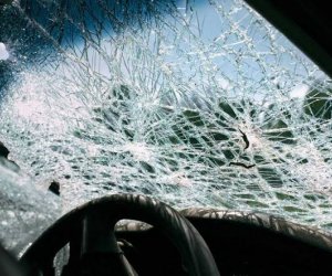 В Сальяне три человека пострадали при опрокидывании автомобиля