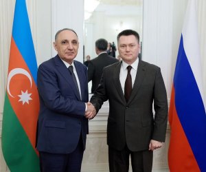 Kamran Əliyev Rusiyanın Ali Məhkəməsinin sədrinə yubiley medalı təqdim edib