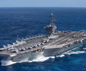 США перебрасывают на Ближний Восток авианосец и морпехов