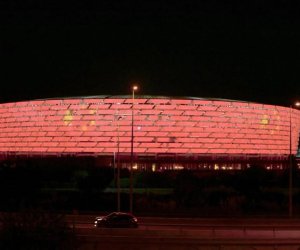 Bakı Olimpiya Stadionu və Heydər Əliyev Mərkəzi Çin bayrağının rəngləri ilə işıqlandırılıb