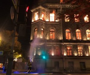 Sankt-Peterburqda Millerin tarixi malikanəsi yanır