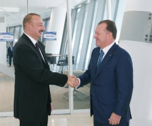 Алиев наградил Визера