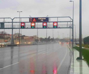 В Баку из-за непогоды скоростной режим снижен на 40 км/ч