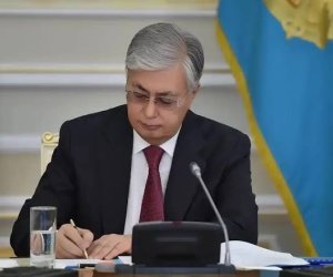 Токаев освободил от должностей двух вице-министров обороны и главкома ВМС Казахстана