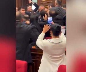 Ermənistanda qanun layihəsi üstündə deputatlar əlbəyaxa olub - video