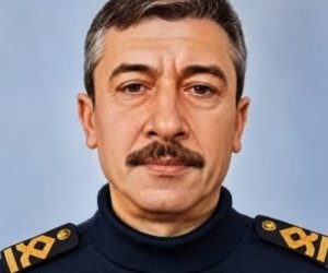 Vurulan gəminin kapitanı Rüstəm Həsənov ehtiyatda olan 2-ci dərəcəli kapitan olub