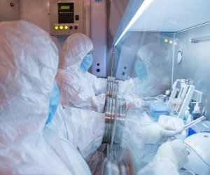 

ÜST Rusiyada laboratoriya əməkdaşının ölümünü izləyir
