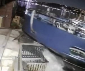 В Стамбуле катер протаранил 200-летний особняк на берегу Босфора