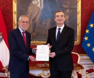 Kamil Xasiyev etimadnaməsini Avstriya Prezidentinə təqdim edib