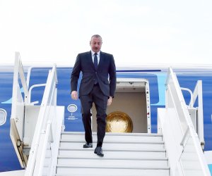 Aliyev meets Pezeshkian in Turkmenbashi