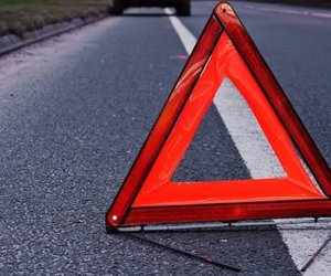 В Шеки автомобиль врезался в дерево, водитель погиб