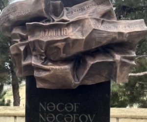 Bakıda jurnalist Nəcəf Nəcəfovun məzarı üzərindəki barelyef bərpa edilib