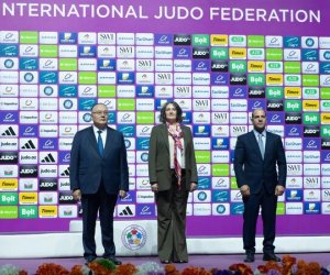 Cüdo üzrə dünya çempionatının bayrağı Qazaxıstana təhvil verilib