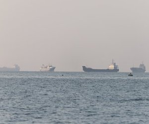 ABŞ Oman körfəzində yük gəmisinə zərbə endirib