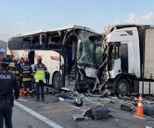 Türkiyədə avtobusla yük maşını toqquşub, 11 nəfər ölüb