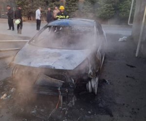 Qaradağda məktəbdə direktorun maşını yandırılıb