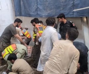 
Pakistanda məktəbin damı uçdu -27 şagird öldü