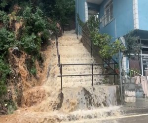 
İstanbulda seldə ölənlərin sayı 3-ə çatıb, 4 nəfər itkin düşüb