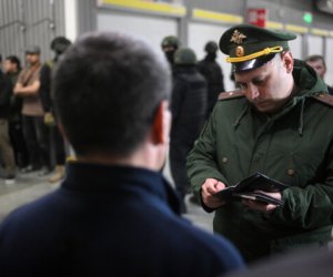 В центре Петербурга облава на мигрантов. Некоторым вручили повестки