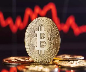Crypto Market Shows Mixed Trends as Bitcoin Edges Higher