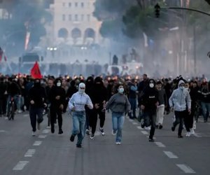 Albaniyada etirazlar davam edir, Rama istefa verməkdən imtina edir