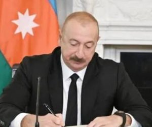 Ильхам Алиев наградил группу энергетиков Азербайджана