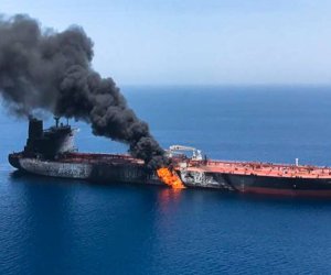 
Hörmüz boğazında iki tanker minaya düşərək yanıb