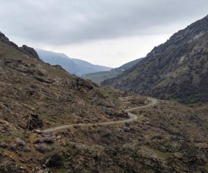 
Lerikdə qızıl axtaran şəxslərdən biri qayadan yıxılıb ölüb, digəri saxlanılıb