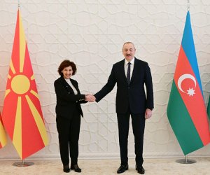 Həmkarı İlham Əliyevə zəng edib