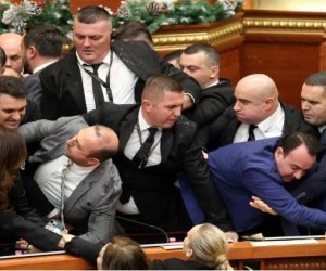 Albaniya parlamentində deputatlar arasında dava düşüb