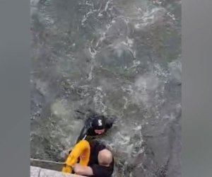 В Баку на бульваре спасли тонувшего в море человека