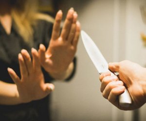 В Гяндже женщина получила ножевое ранение, в поиске подозреваемого задействована полиция