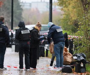 Paris yaxınlığındakı hücumdan sonra üç nəfər saxlanılıb, şübhəlinin həbs müddəti uzadılıb