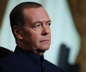 Медведев призывает Трампа разобраться c Зеленским